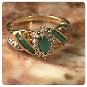 Authentic gold & emerald ring💚